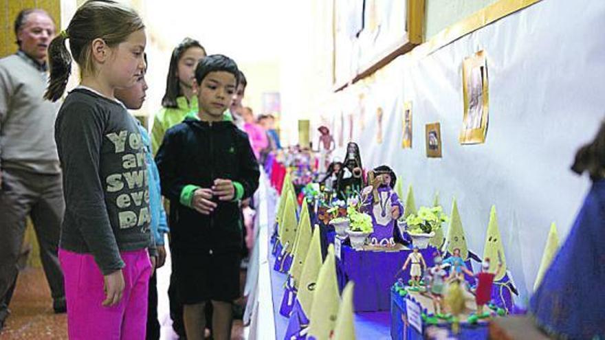 Otro grupo de escolares autor de las miniaturas de la Pasión.