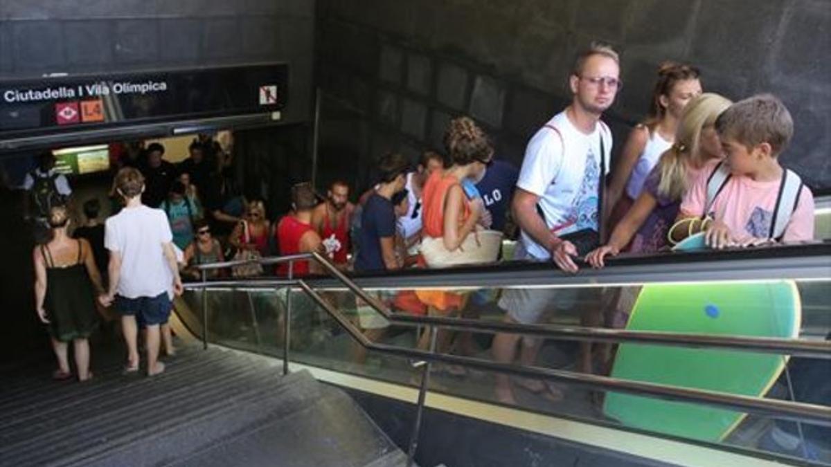 Salida concurrida de la segunda estación de playa, Ciutadella-Vila Olimpica.