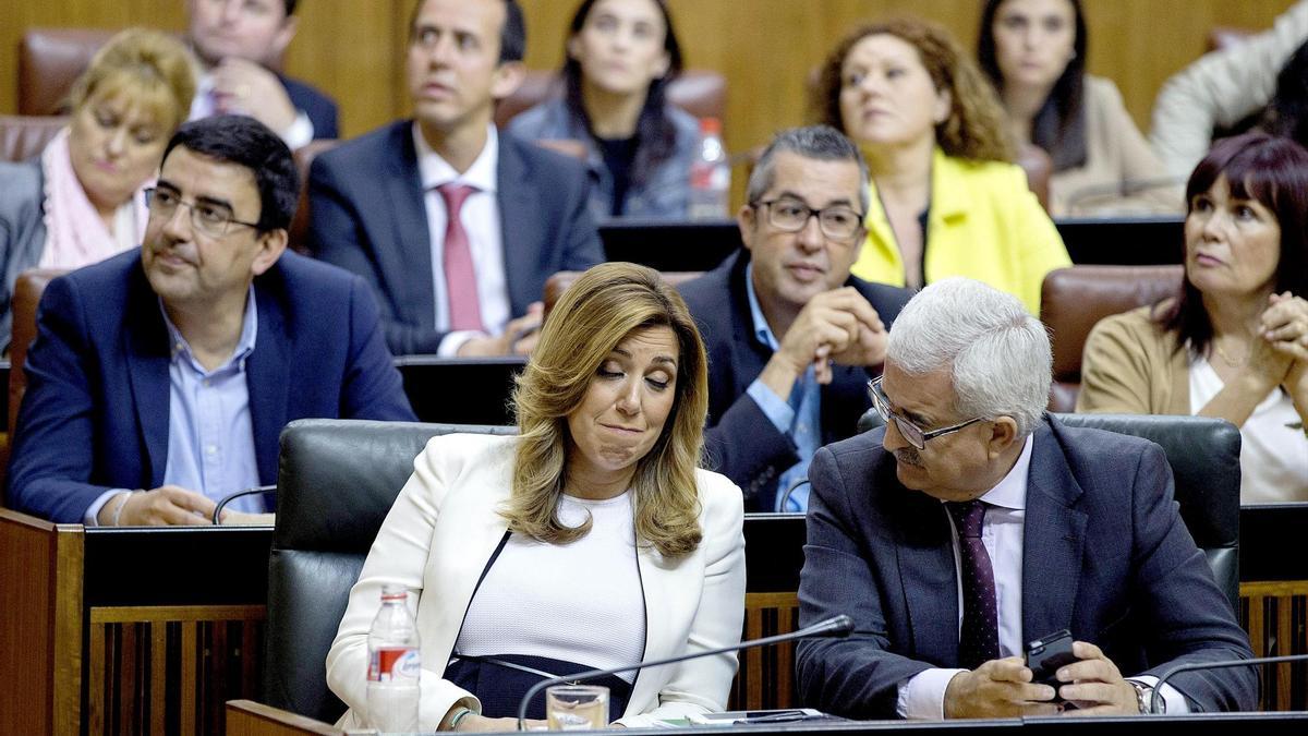 La presidenta de la Junta de Andalucía en funciones, Susana Díaz (c), gesticula ante la mirada el vicepresidente de la Junta, Manuel Jiménez Barrios, tras la primera votación negativa en el Pleno del Parlamento andaluz en Sevilla. / Julio Muñoz (Efe)