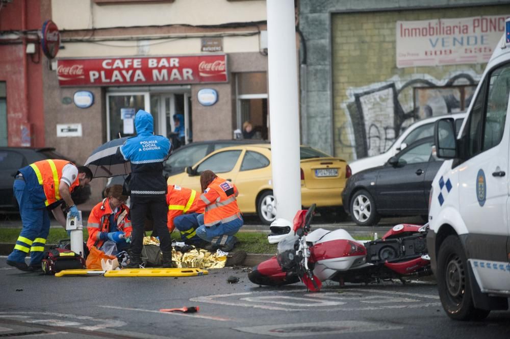 Herido grave un motorista en una salida de vía en el paseo marítimo