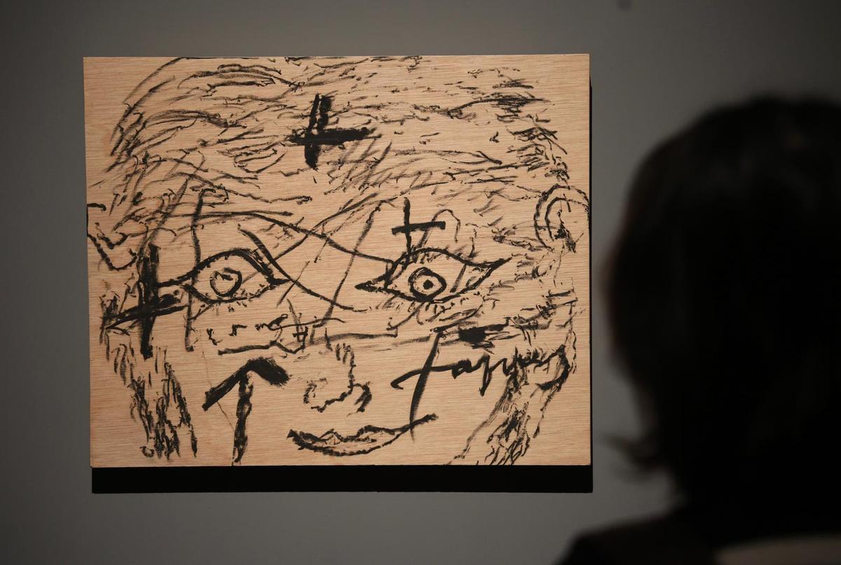 El autorretrato juvenil de Tàpies presente en la exposición.