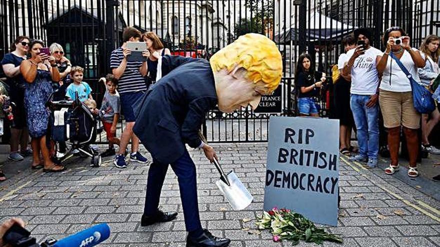 Un home disfressat de Boris Johnson protesta a prop de Downing Street.