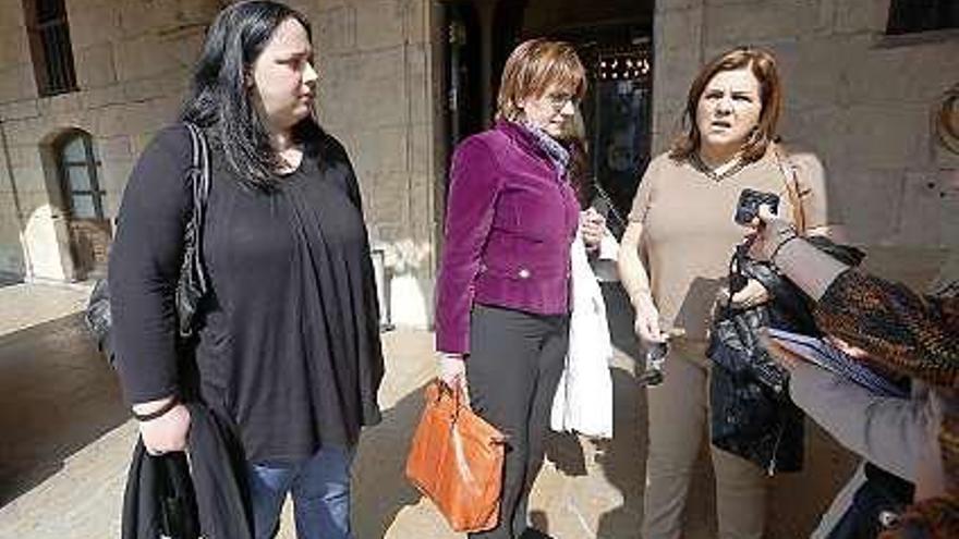 Por la izquierda, la teniende de alcalde de Muros, Sandra Maneiro; Pilar Varela y la alcaldesa de Muros, Caridad González.