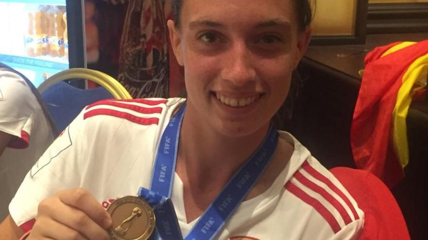 Eva Navarro muestra la medalla de bronce lograda en el Mundial sub-17 de fútbol.