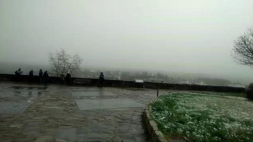 La nieve también hace acto de presencia en Puebla de Sanabria