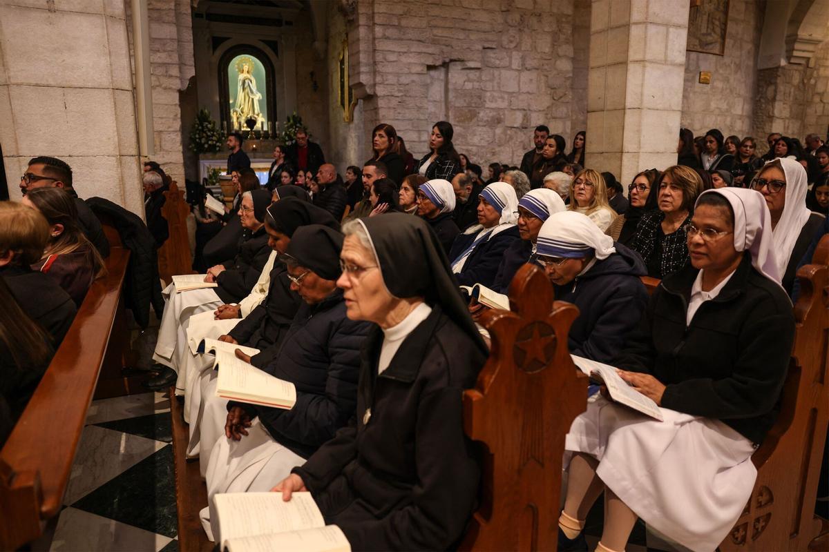 Monjas y fieles cristianos palestinos asisten a una misa del Viernes Santo en la iglesia católica de Santa Catalina, en la ciudad de Belén, en Cisjordania, ocupada por Israel, el 3 de abril de 2026