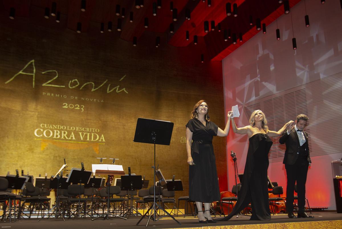 Cristina Plazas, Eva Isanta y , tras la lectura dramatizada de la obra &quot;El segador&quot;, de Azorín.