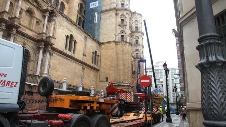 Instalan una grúa de 50 metros en la Catedral para acceder a la cubierta