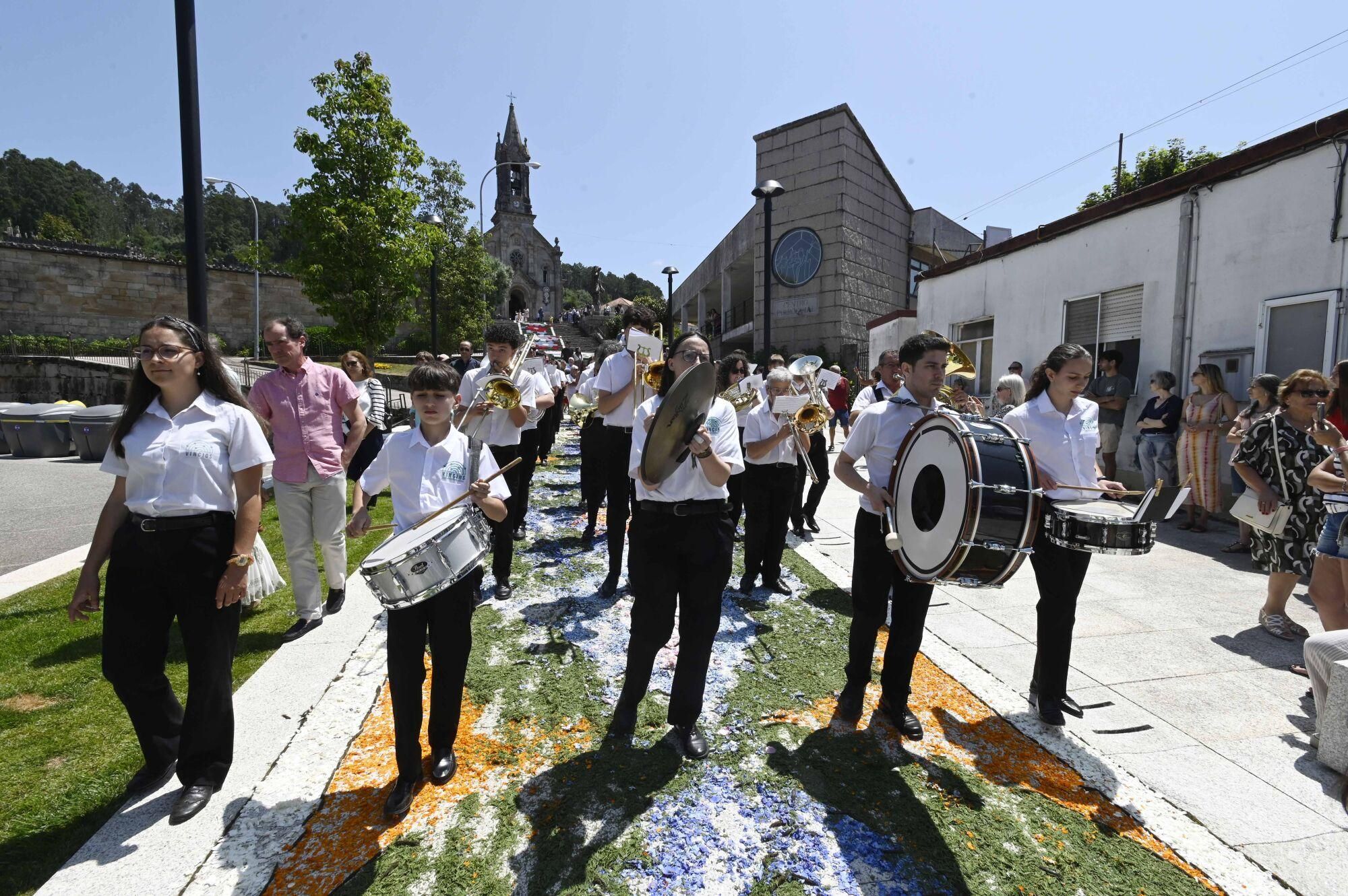 Los más de mil alfombristas de Gondomar desplegaron imaginación
con diseños tan curiosos como un retrato de David Bowie