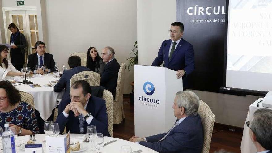 El titular de Medio Rural, José González, ayer, en el Círculo de Empresarios de Galicia (Vigo). // R. Grobas