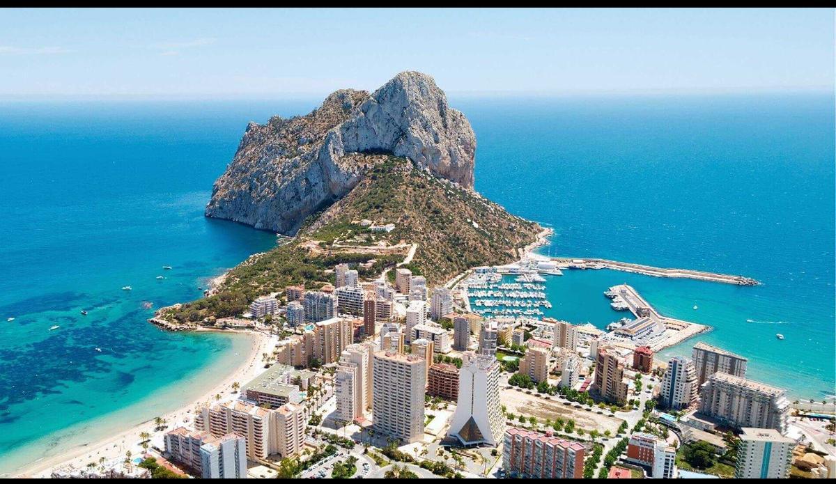 El Peñón de Ifach es uno de los grandes atractivos de Calpe, aunque no es el único reclamo turístico.