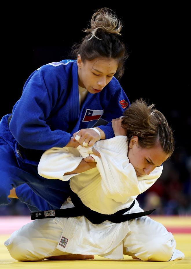  La judoca chilena Mary Dee Vargas Ley se enfrenta a la española Laura Martinez Abelenda durante su combate en la categoría masculina -48 kilos de los Juegos Olímpicos de París 2024 .