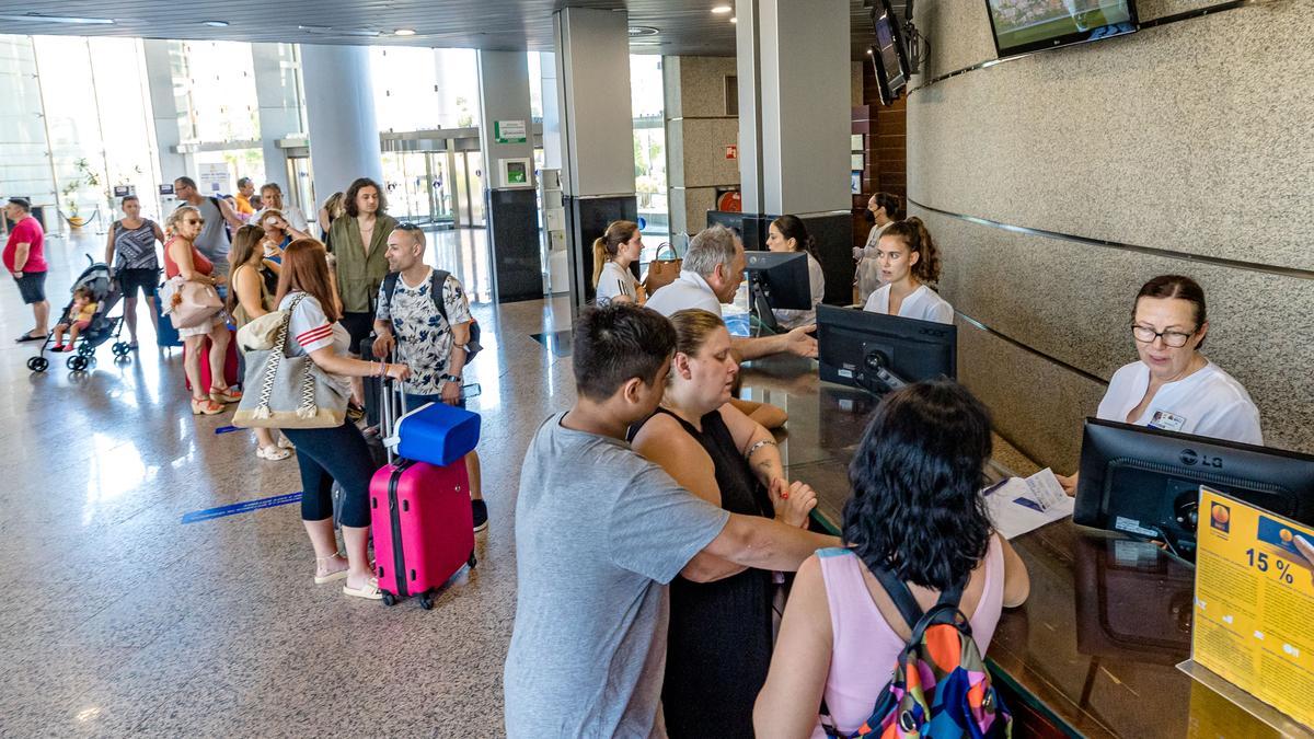 Trabajadores en la recepción del hotel Bali en Benidorm ante la llegada de turistas