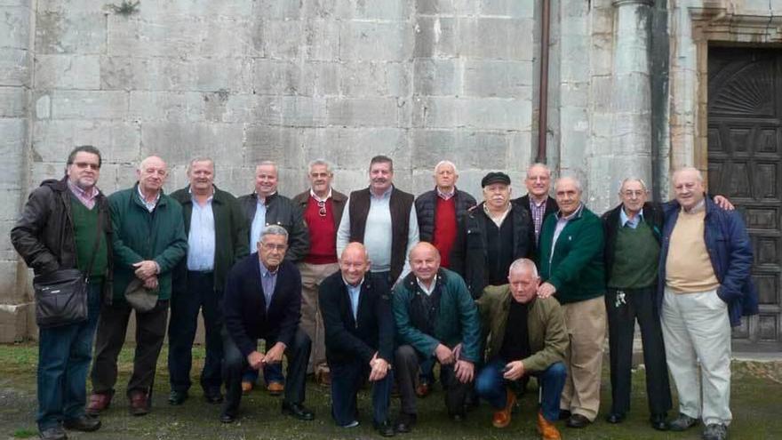 El grupo de exjugadores del Cornellana, a la salida de la iglesia.