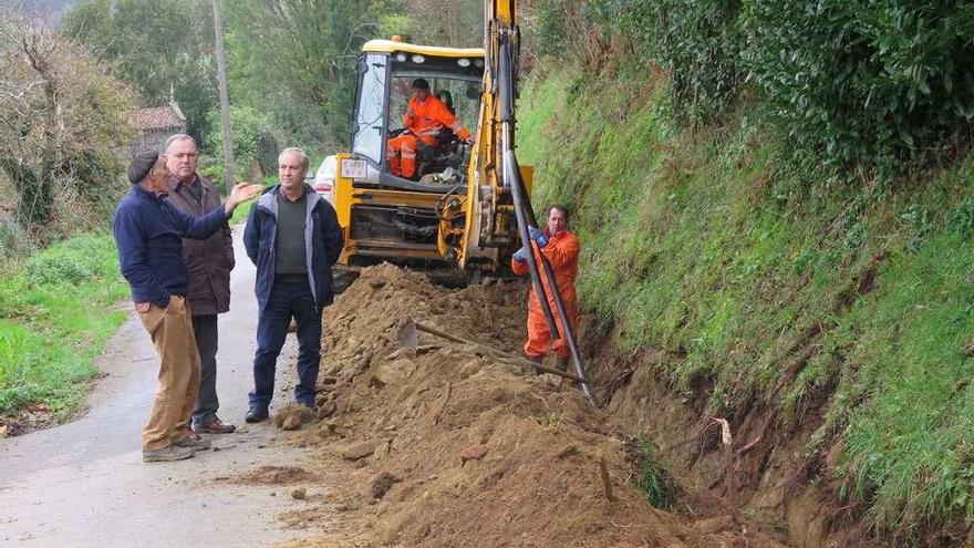 El alcalde de A Laracha y el edil de Obras visitan las obras de Fragoso y Groba, en Golmar.