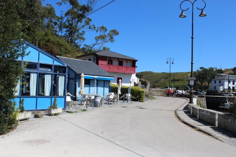 Paseantes en Viavélez tras el cierre de un restaurante por covid