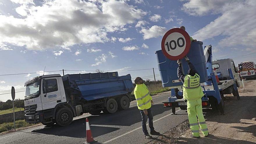 Operarios de Carreteras retirando el pasado lunes una seÃ±al vial en una carretera secundaria.