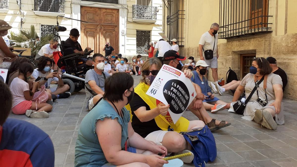 Los participantes han realizado una sentada en la Plaça Nules, donde está la sede de Igualdad y Políticas Inclusivas