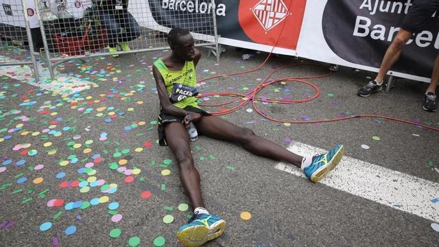 El keniano Jonah Kipkemoi Chesum, exhausto tras llegar vencedor a la meta.