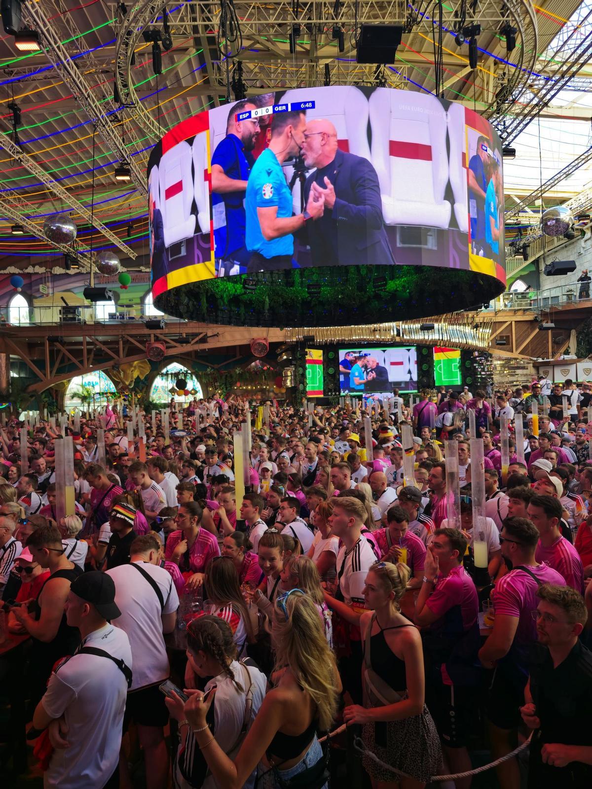 Turistas de fiesta en el Bierkönig