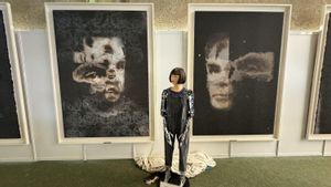 En el centro, Ai-Da, el robot artista. A su derecha, AI God, el cuadro que se ha vendido por más de un millón de dólares.
