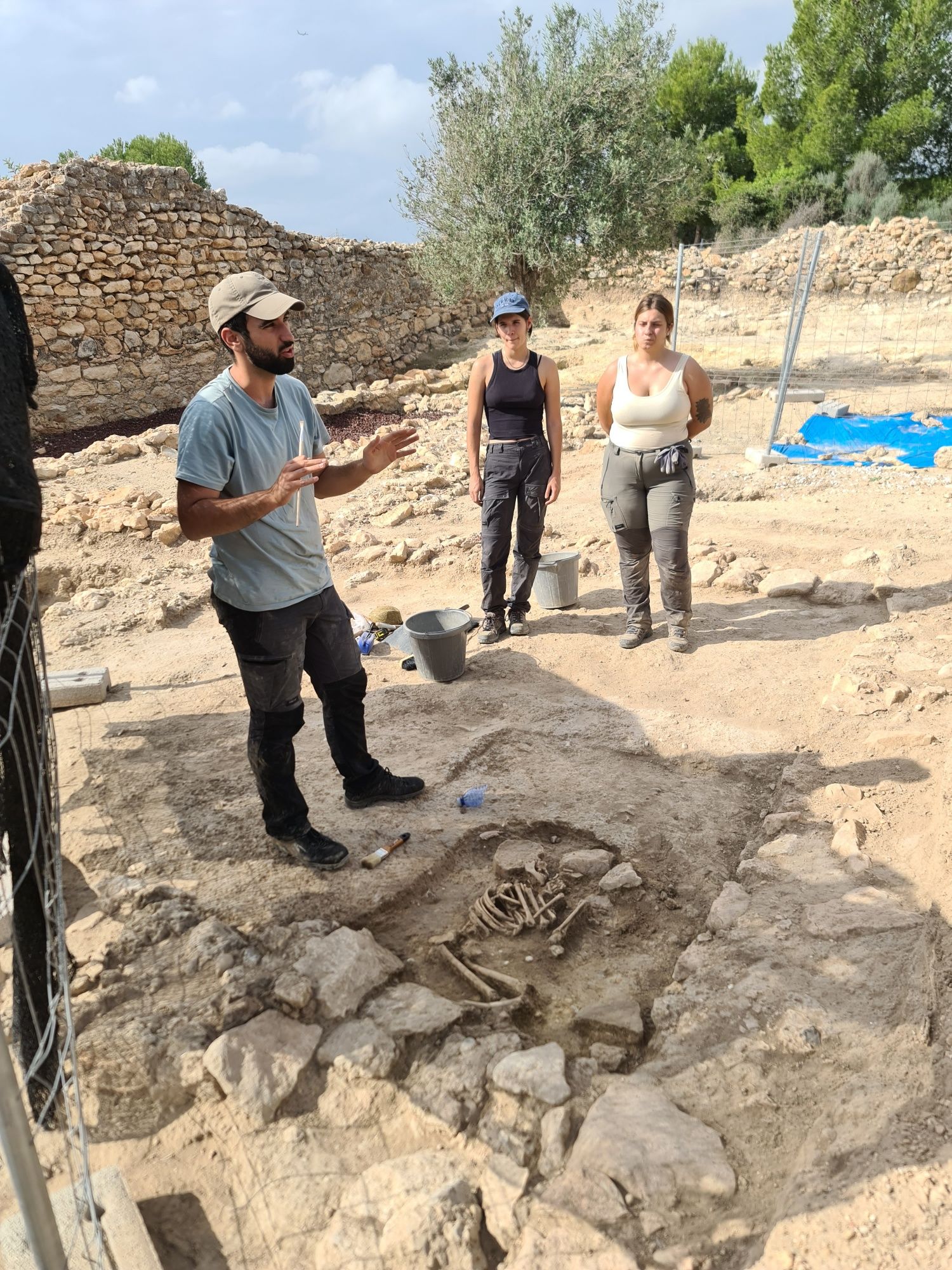 Aparece un esqueleto infantil de hace 1.400 años en un yacimiento de Riba-roja