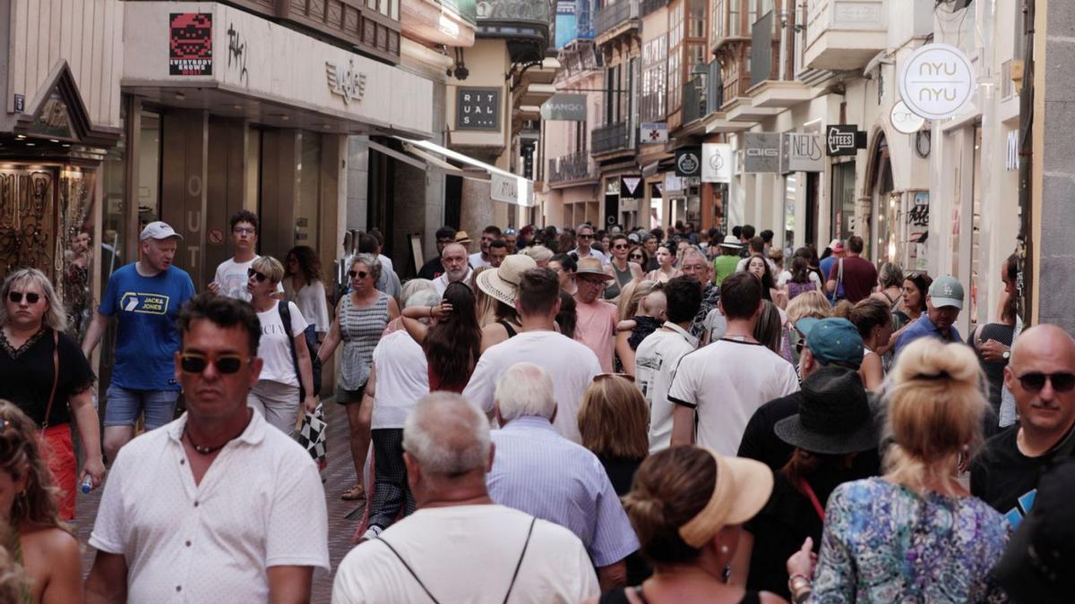 Turistas pasean por el centro de Palma este agosto. | MANU MIELNIEZUK