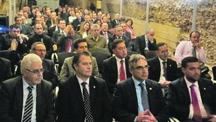 En primera fila, por la izquierda, Emilio Menéndez, Félix Baragaño, Juan  Carlos Fernández y Francisco Carro.