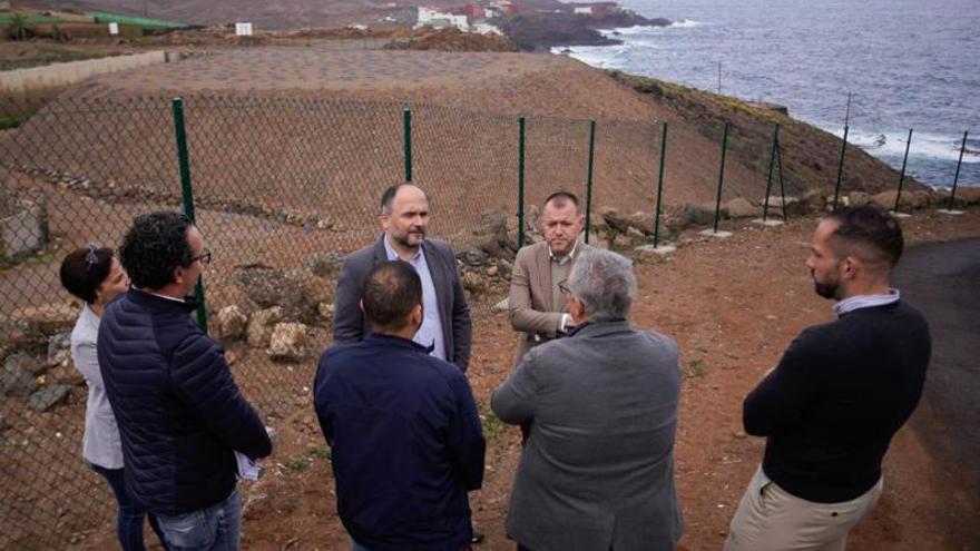 José Antonio Valbuena (izq.) y Teodoro Sosa, ayer, junto al antiguo vertedero incontrolado situado en El Sobradillo de Gáldar. | | LP/DLP