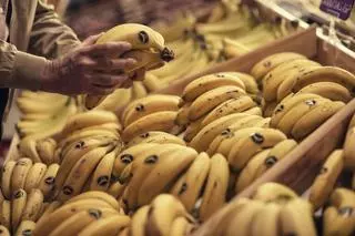 Así es el truco del limón para hacer que los plátanos duren más en la nevera