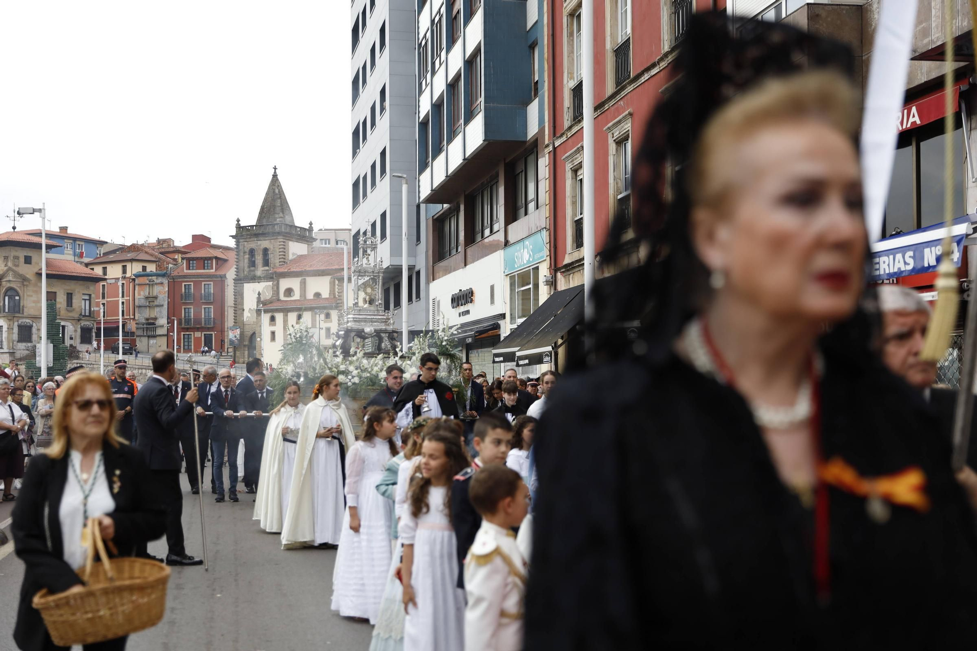 Pétalos, incienso, niños... así fue la procesión del Corpus Christi en Gijón (en imágenes)