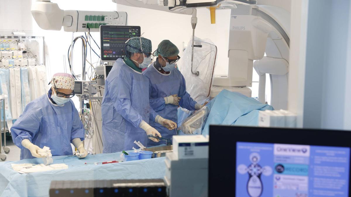 Médicos del Hospital de Cabueñes durante una técnica de colocación de un stent para arterias periféricas fabricadas con materiales bioabsorbibles.