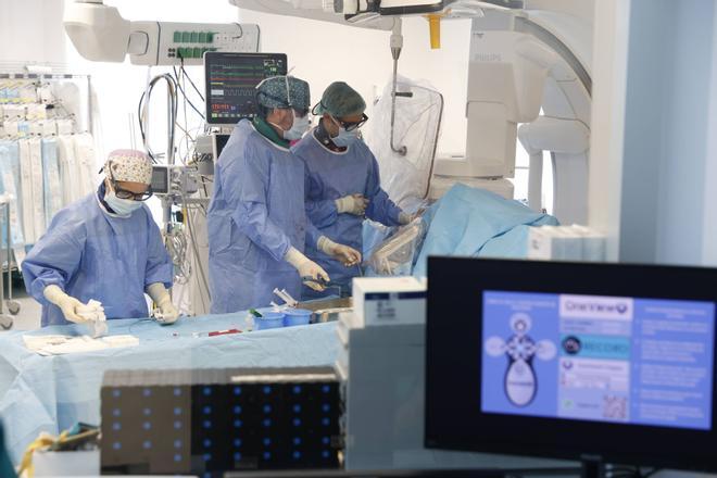 En imágenes: Cabueñes estrena la colocación de un stent con materiales absorbibles. por el organismo