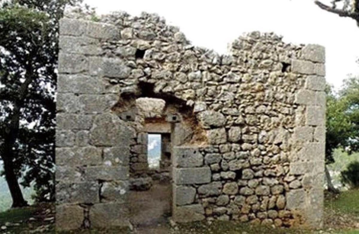 Las torres y murallas del castillo de Alaró, en riesgo de ruina inminente