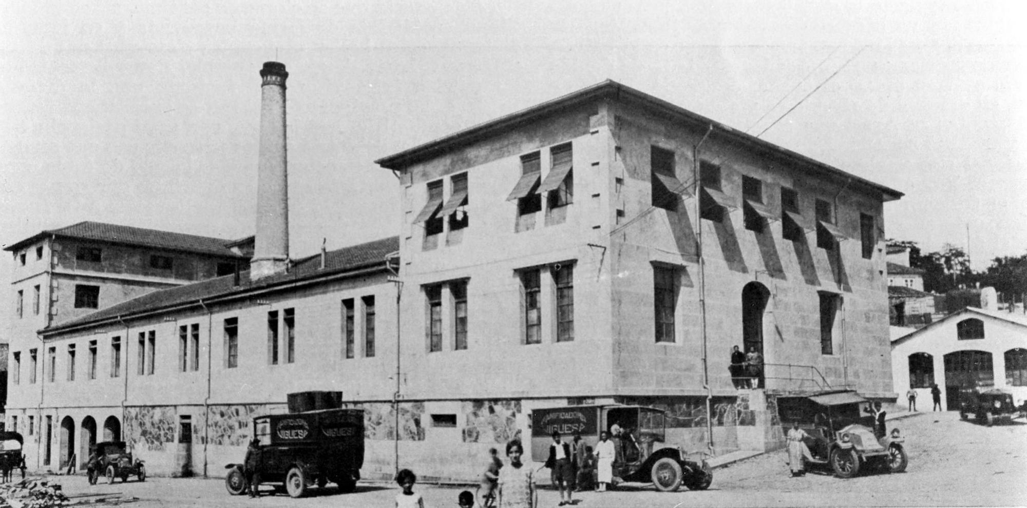 Edificio de la Panificadora en 1927 dos años después de su inauguración.jpg