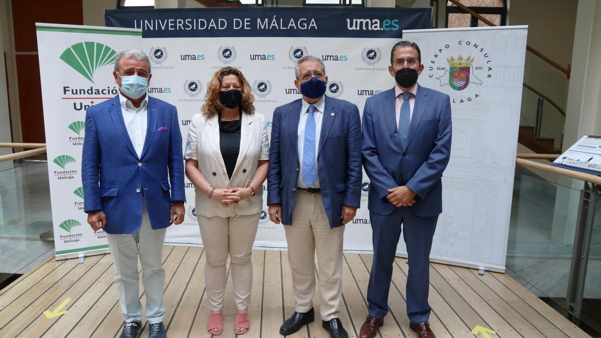 El decano del Cuerpo Consular en Málaga, Rafael Pérez Peña; la directora del Aula de Mecenazgo, Magdalena Martín; el rector de la UMA, José Ángel Narváez; y el director general de la Fundación Unicaja, Sergio Corral, en la presentación del Aula de Mecenazgo