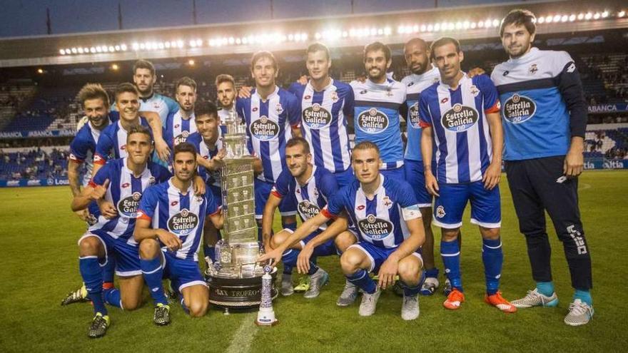 Formación do Deportivo que gañou o Teresa Herrera o día da súa presentación en Riazor.