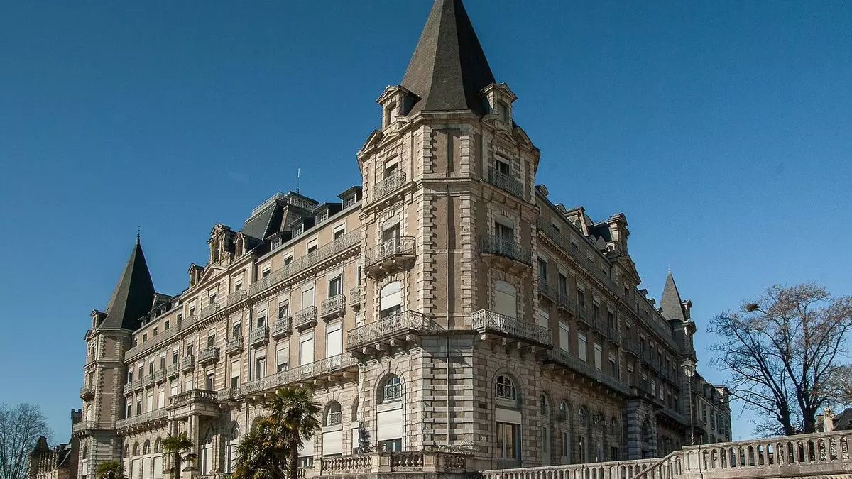 Este es el precioso pueblo por el que pasa el Tour de Francia con castillo incluido