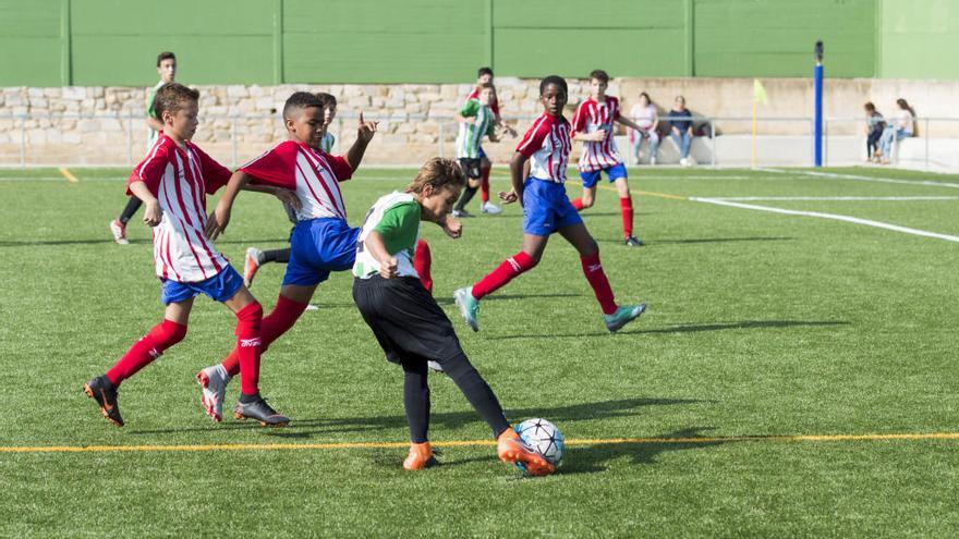 El Peralada estrena la gespa artificial i canvia els tècnics del juvenil A