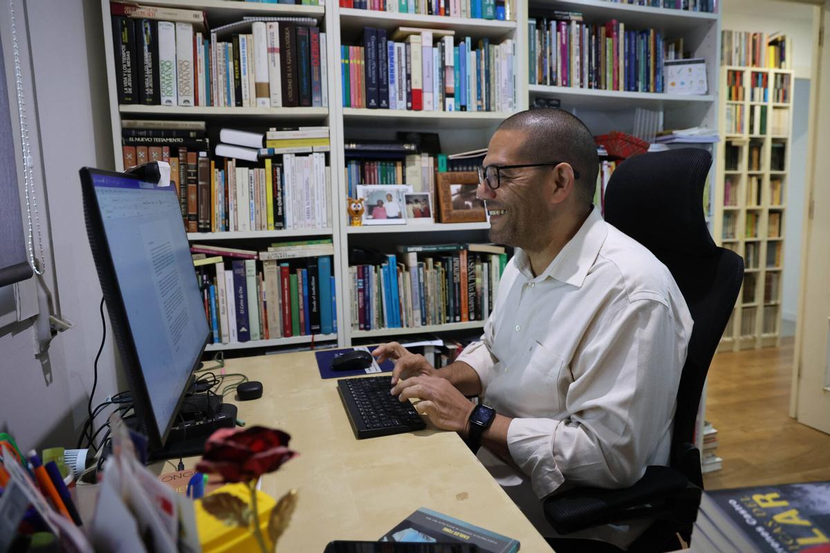 Vigo. Pedro Crenes, escritor panameño afincado en Vigo que presenta su novela "Crónicas del solar", premio nacional de literatura Ricardo Miró de Panamá