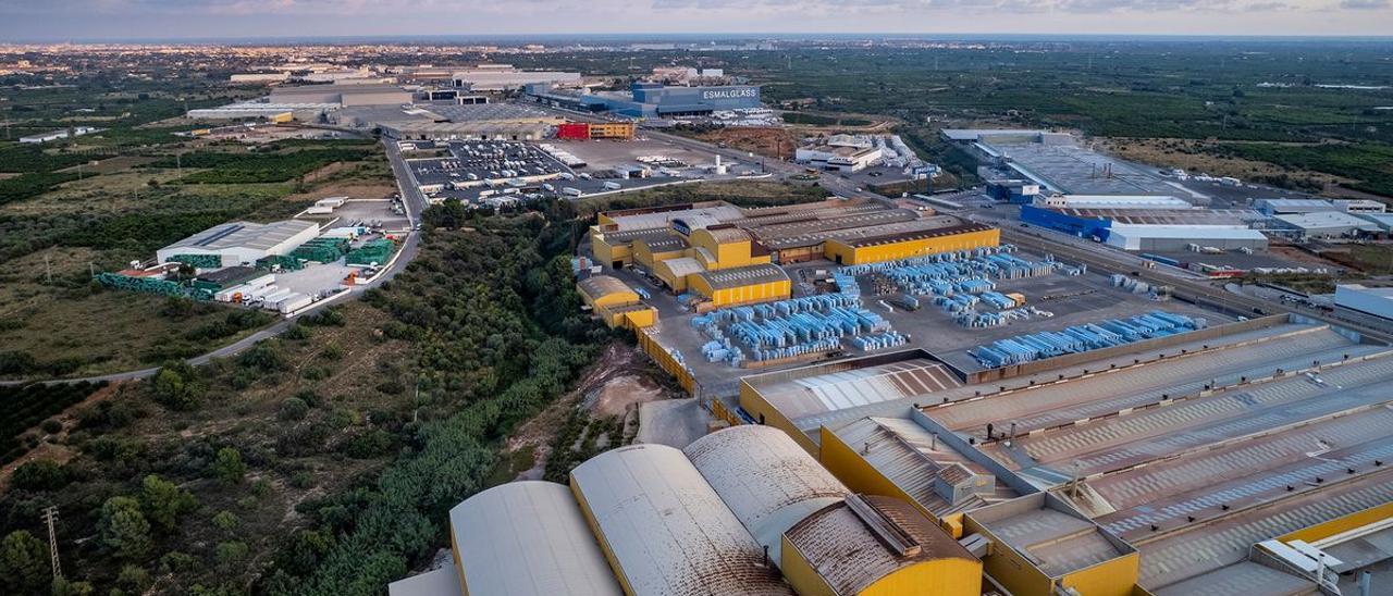 Imagen aérea de buena parte de la zona industrial que se distribuye a ambos lados de la carretera de Onda, desde la AP-7 al límite del término de Vila-real.