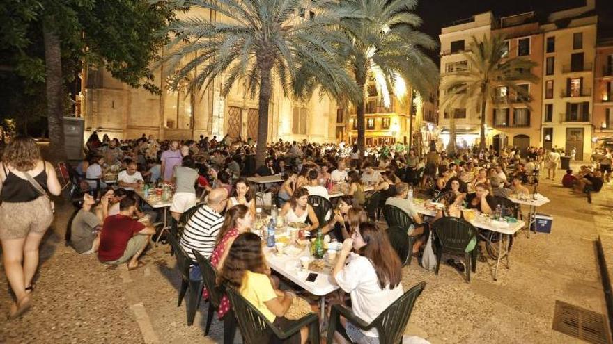 VÍDEO | Denuncian que Cort impide celebrar un Sopar a la Llesca frente al Ayuntamiento de Palma
