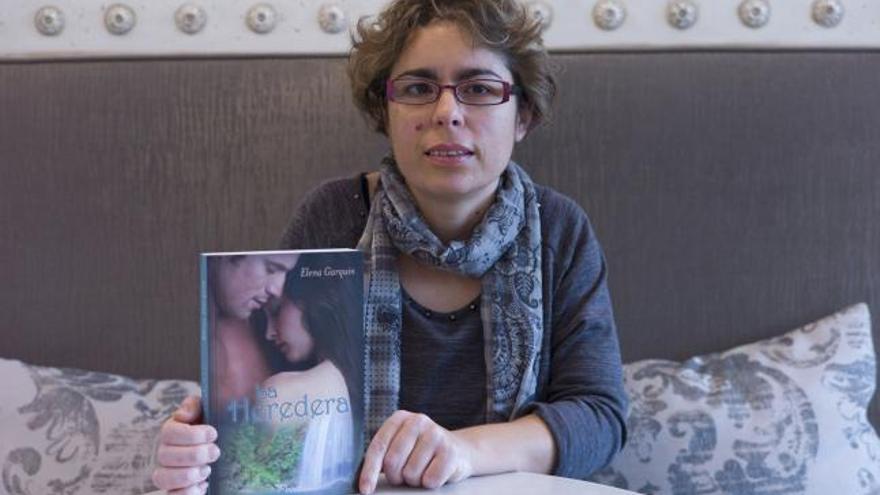La benaventana Elena Garquin posa con su primera novela publicada.