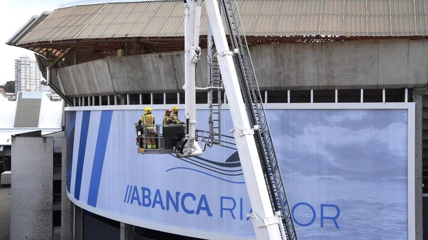 El viento arranca un fragmento de uralita de la cubierta de Riazor