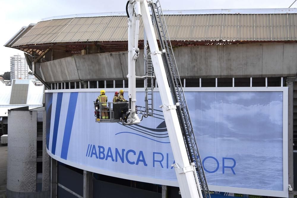 El viento arranca parte de la cubierta de Riazor