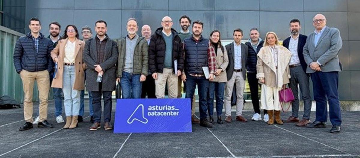 El equipo de Asturias Data Center. A la izquierda, centro de datos de Google en Los Ángeles.
