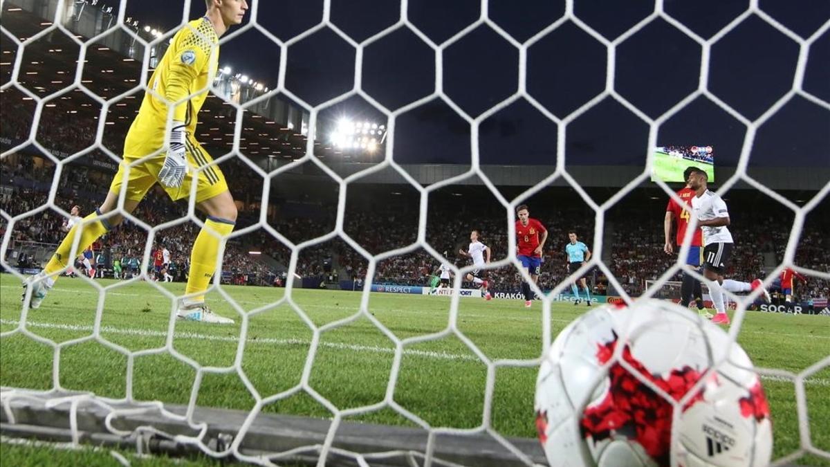 Kepa mira al balón dentro de la portería tras el gran cabazazo de Weiser que decidió la final