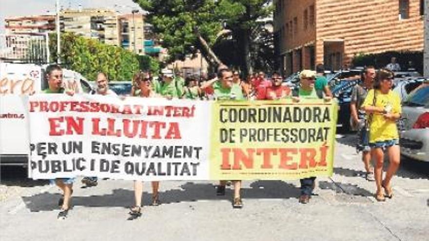 Manifestación del profesorado interino ante la Conselleria de Educación.