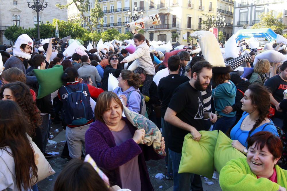 Guerra de almohadas en Valencia