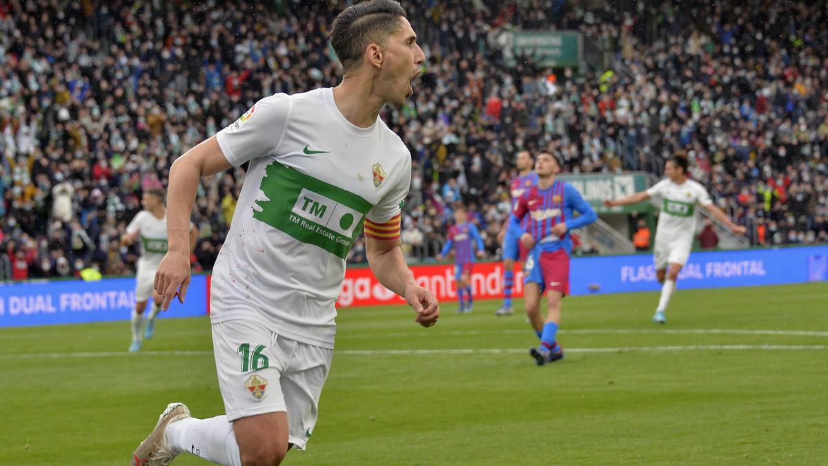 Fidel celebra el gol que le marcó esta temporada al Barcelona en el Martínez Valero